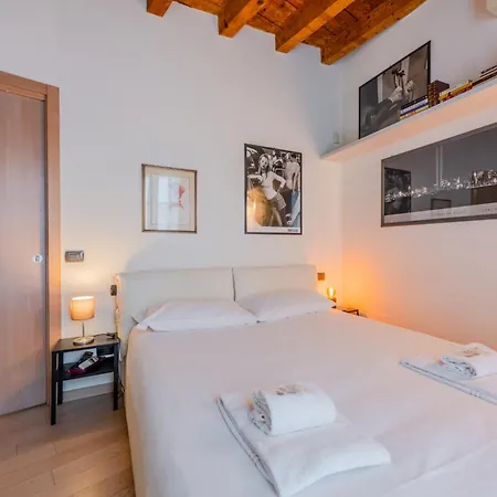 Crocetta Modern Flat شقة *
